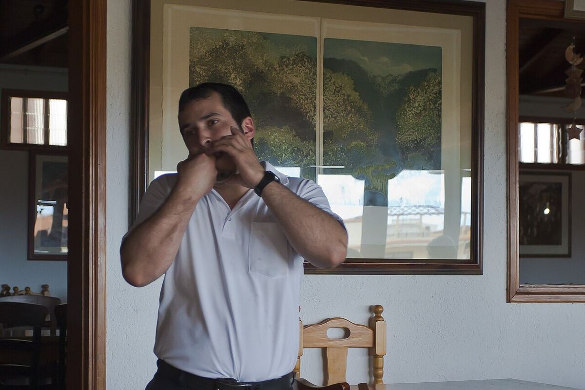 Un homme debout dans une salle siffle, les doigts placés devant la bouche, lors d'une démonstration de silbo gomero à La Gomera (Canaries), en décembre 2012.